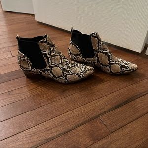 Qupid women’s snake print bootie, size 10